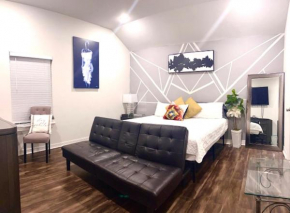 Updated Home, King bed suite Gated Free Parking